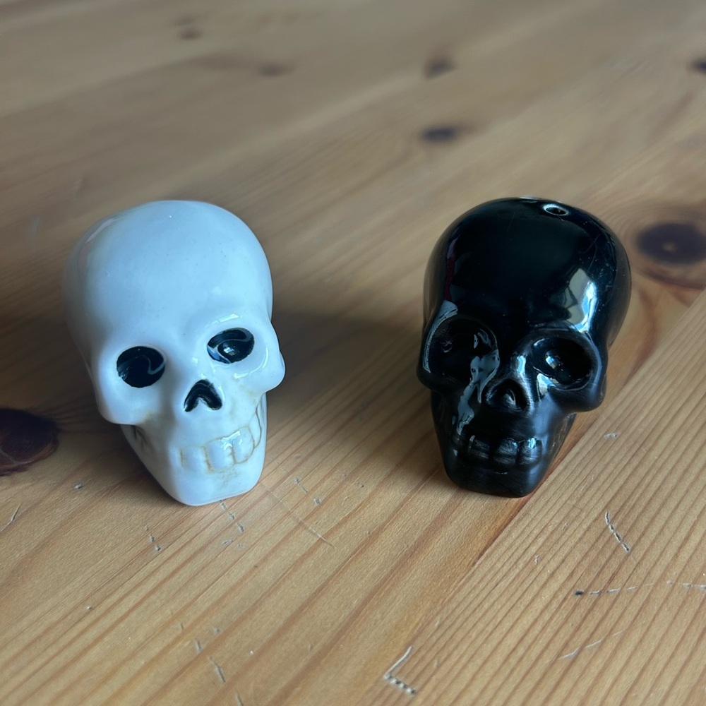 Skull salt and pepper shakers